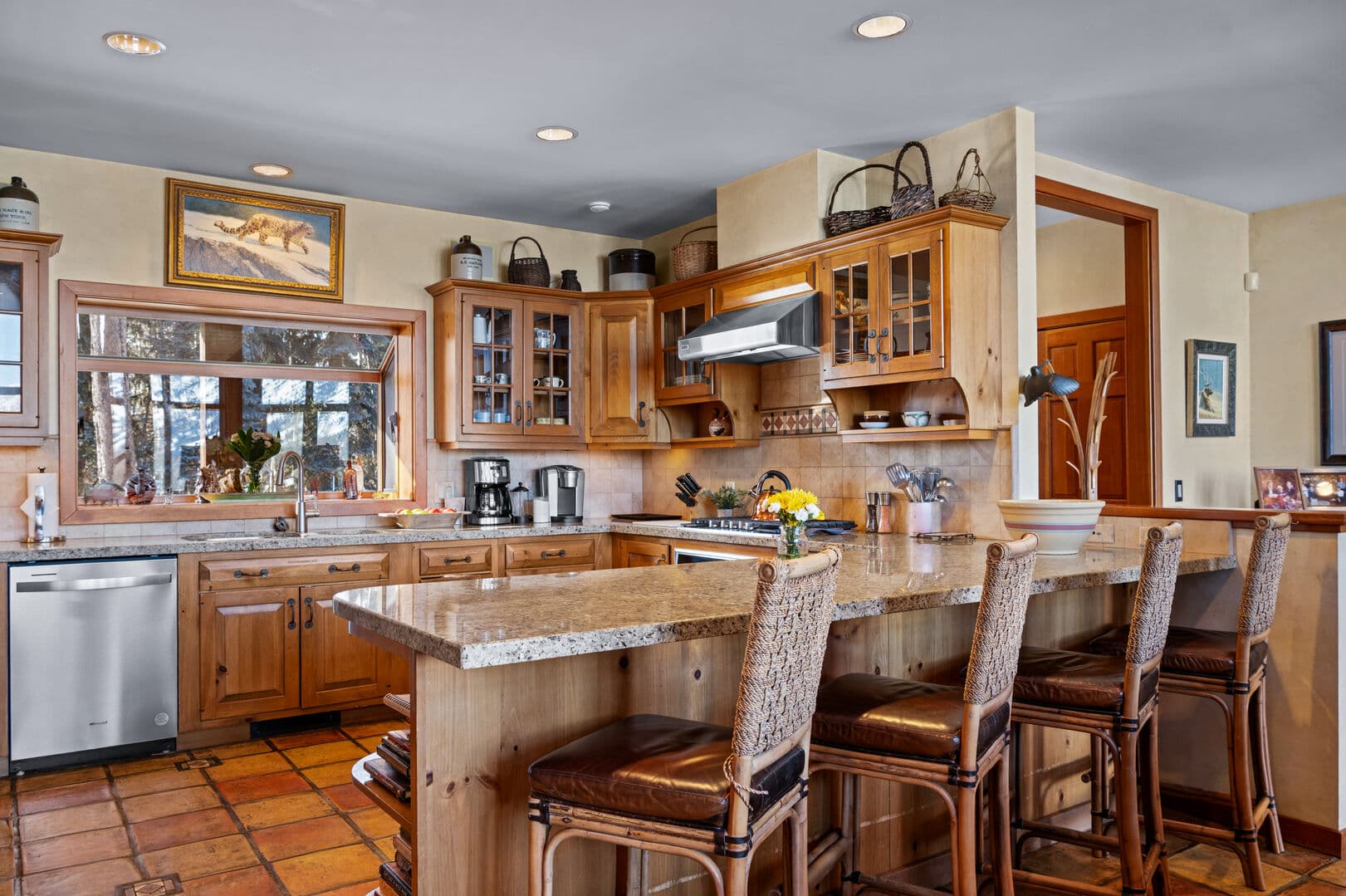 Kitchen w/ Breakfast Bar