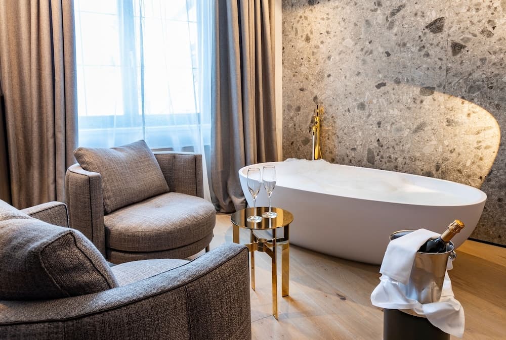 Deep soaking bathtub