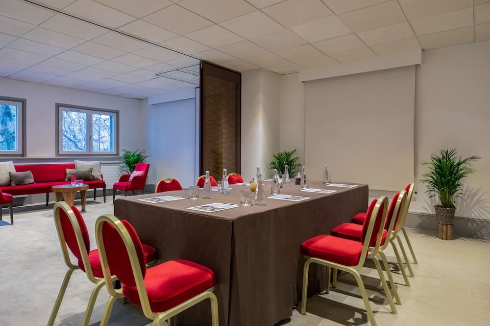 Meeting facility