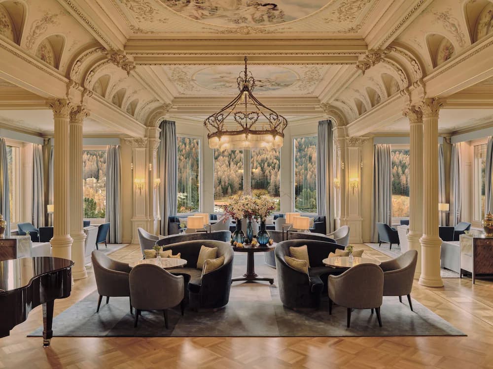 Lobby lounge