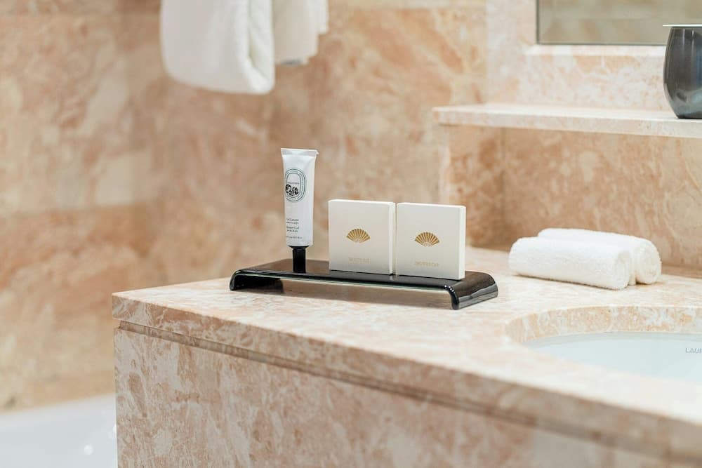 Bathroom amenities