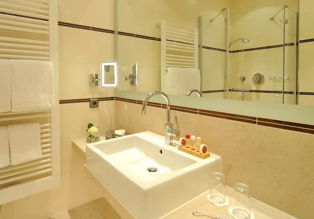 Bathroom sink