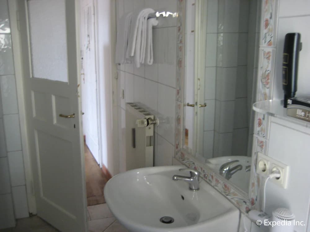 Bathroom sink