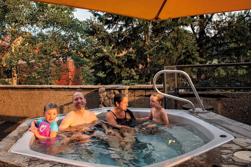 Outdoor spa tub