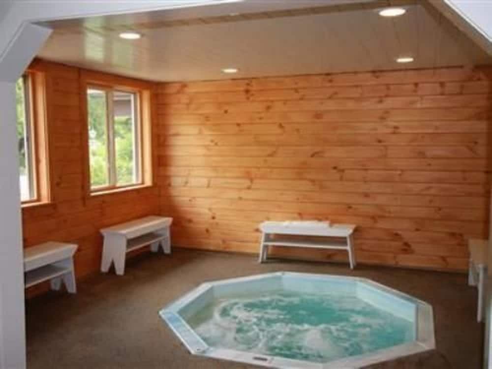 Indoor spa tub