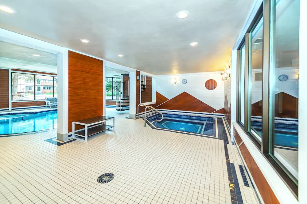 Indoor spa tub