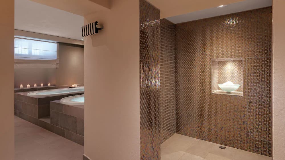 Indoor spa tub