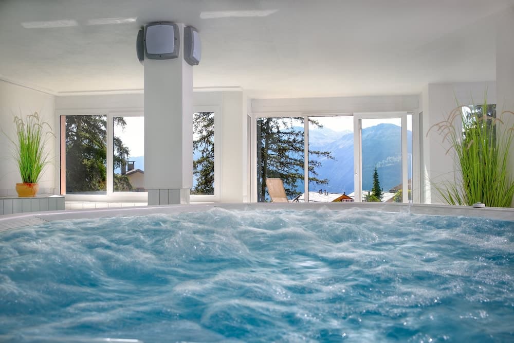 Indoor spa tub