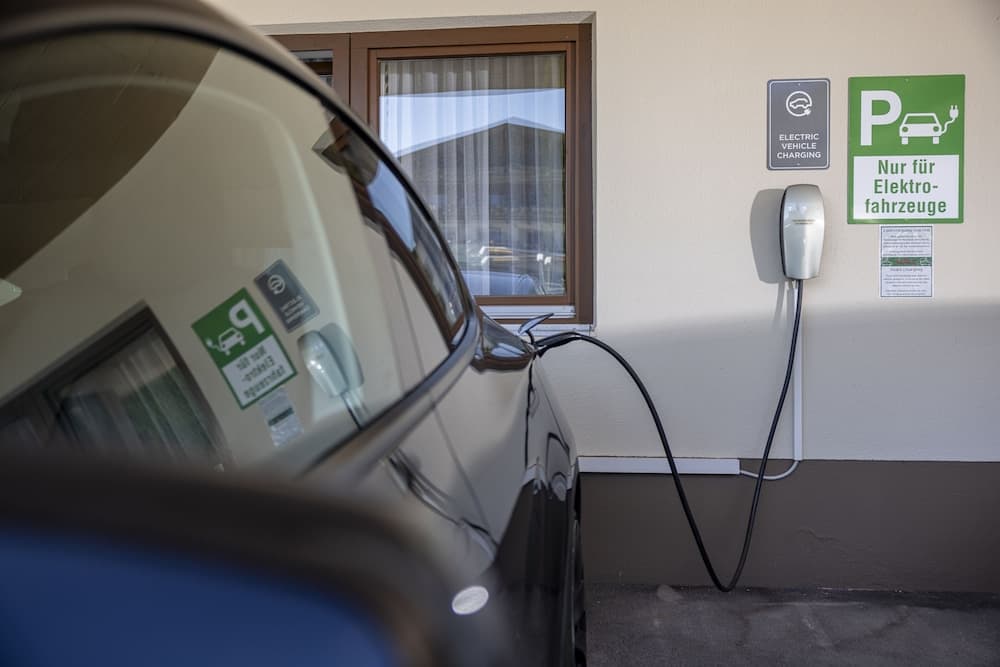 Electric vehicle charging station