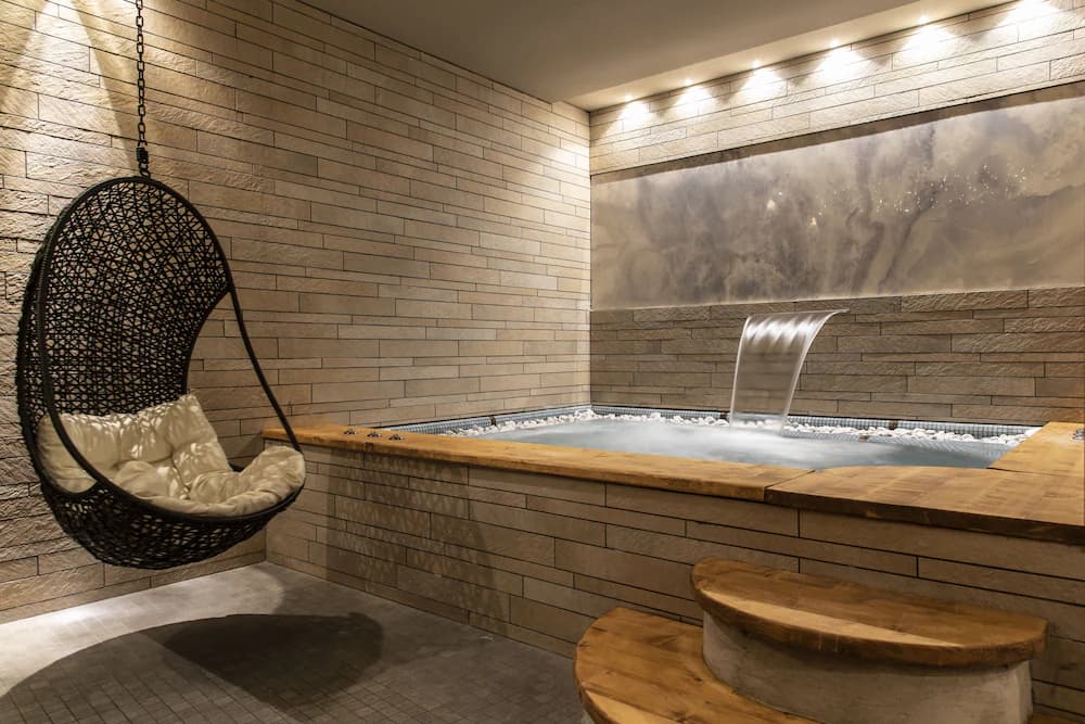Indoor spa tub