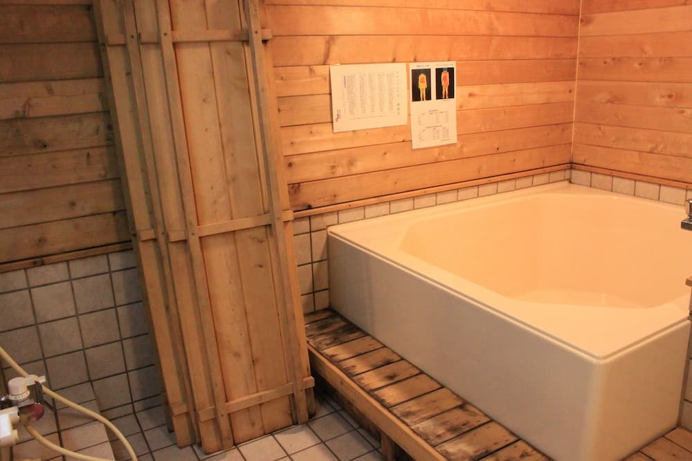 Deep soaking bathtub