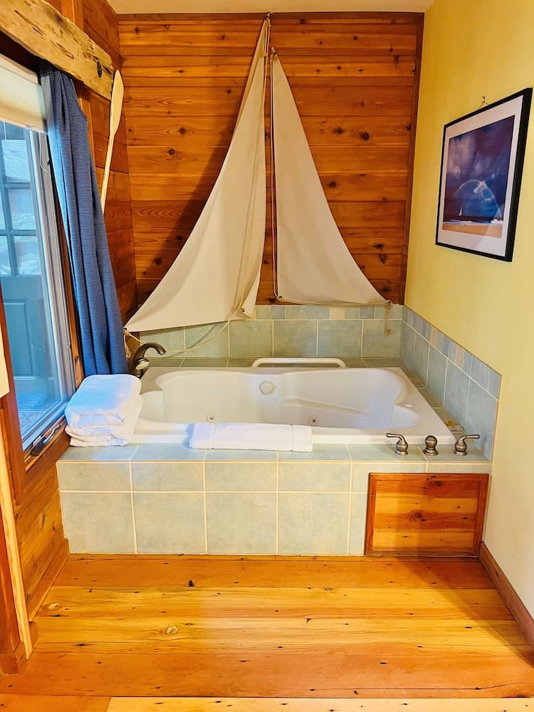 Private spa tub
