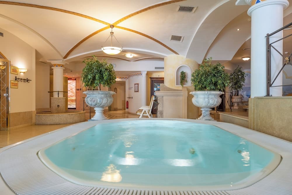 Indoor spa tub