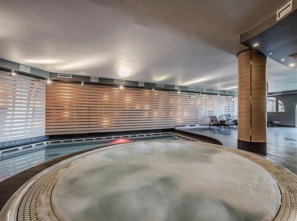 Indoor spa tub