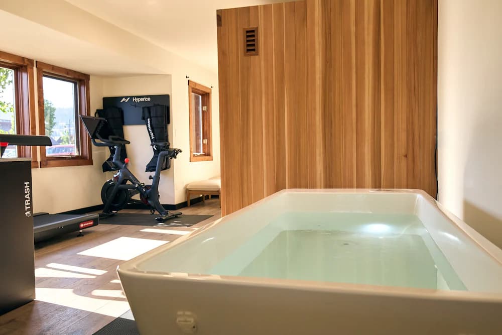 Indoor spa tub
