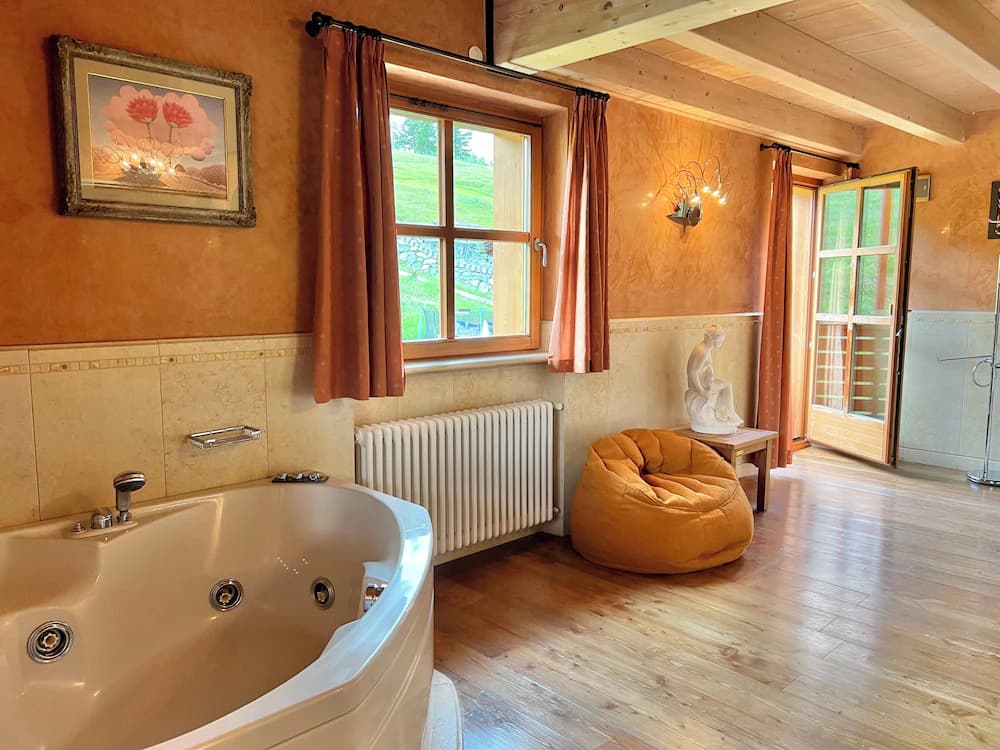 Private spa tub