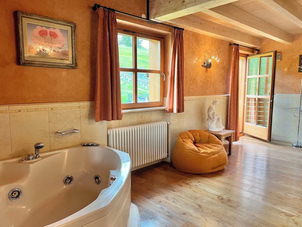 Private spa tub
