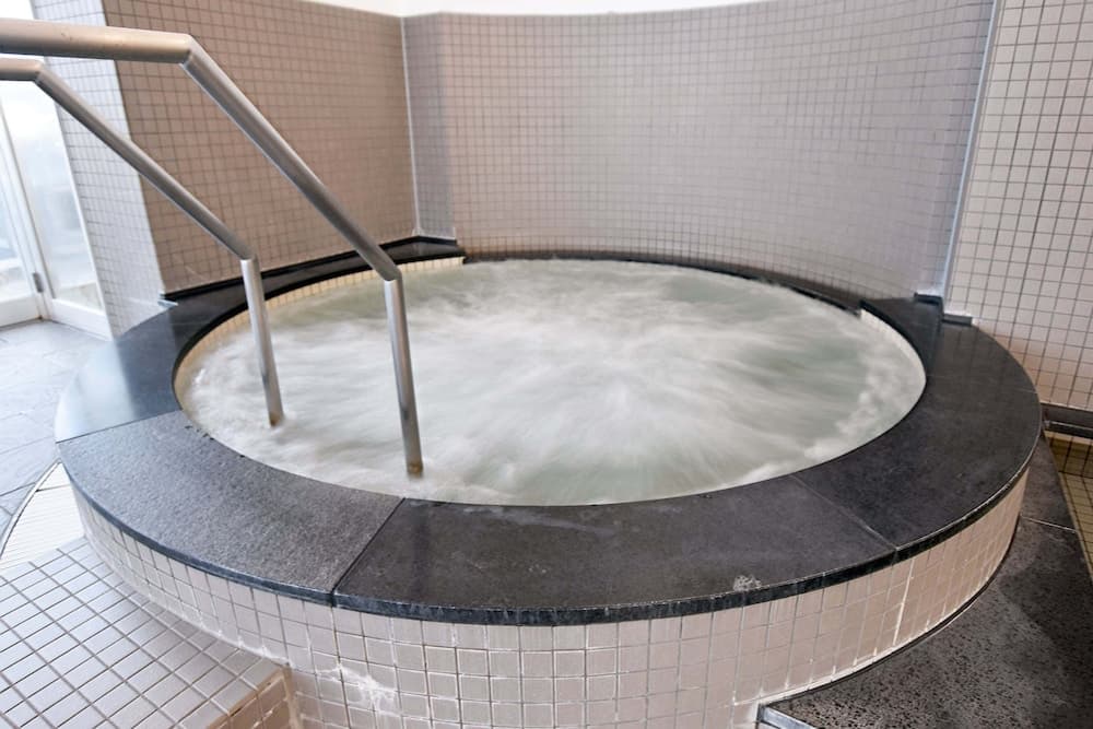 Indoor spa tub