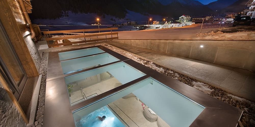 Indoor/outdoor pool