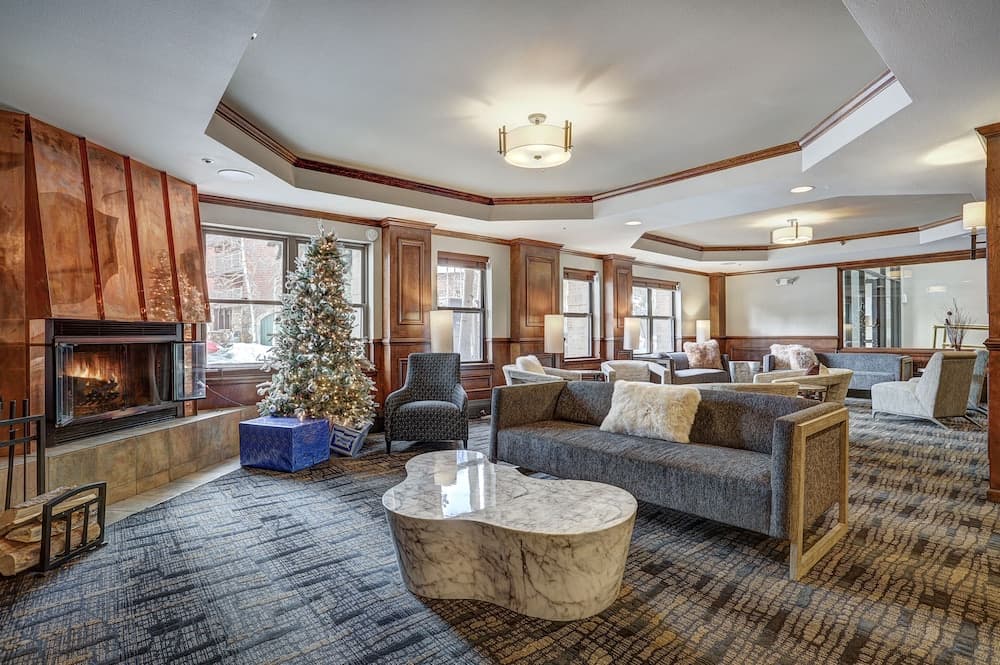Lobby lounge