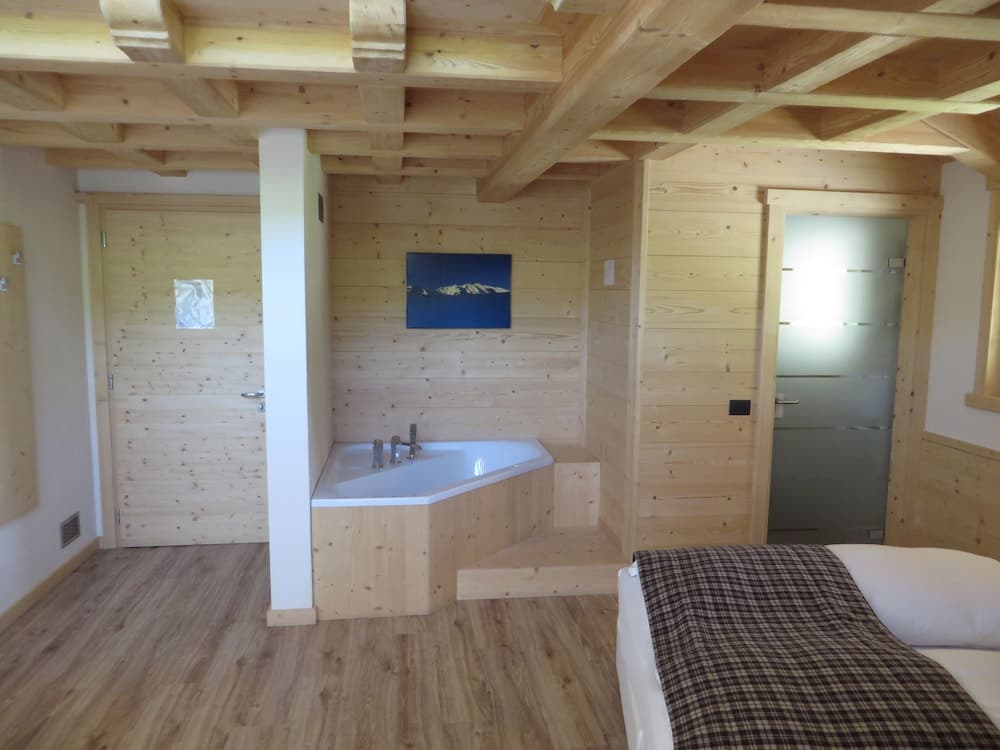 Jetted tub