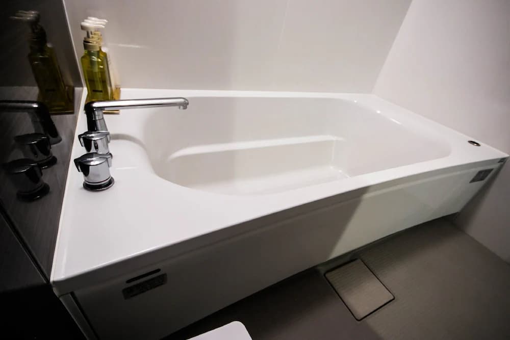 Deep soaking bathtub