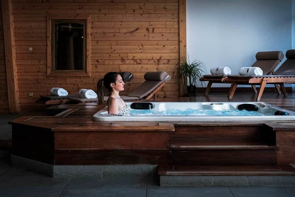 Indoor spa tub
