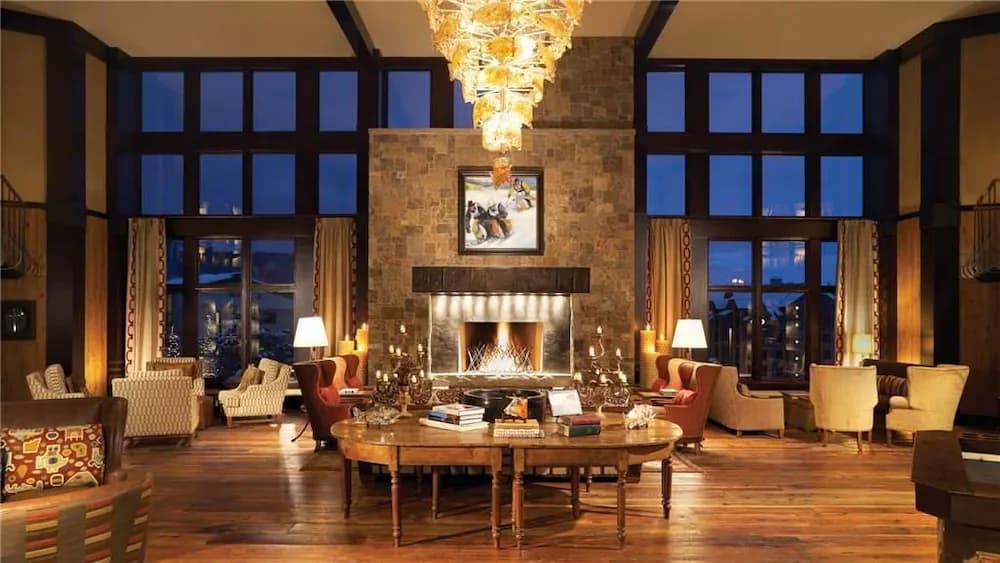 Lobby lounge
