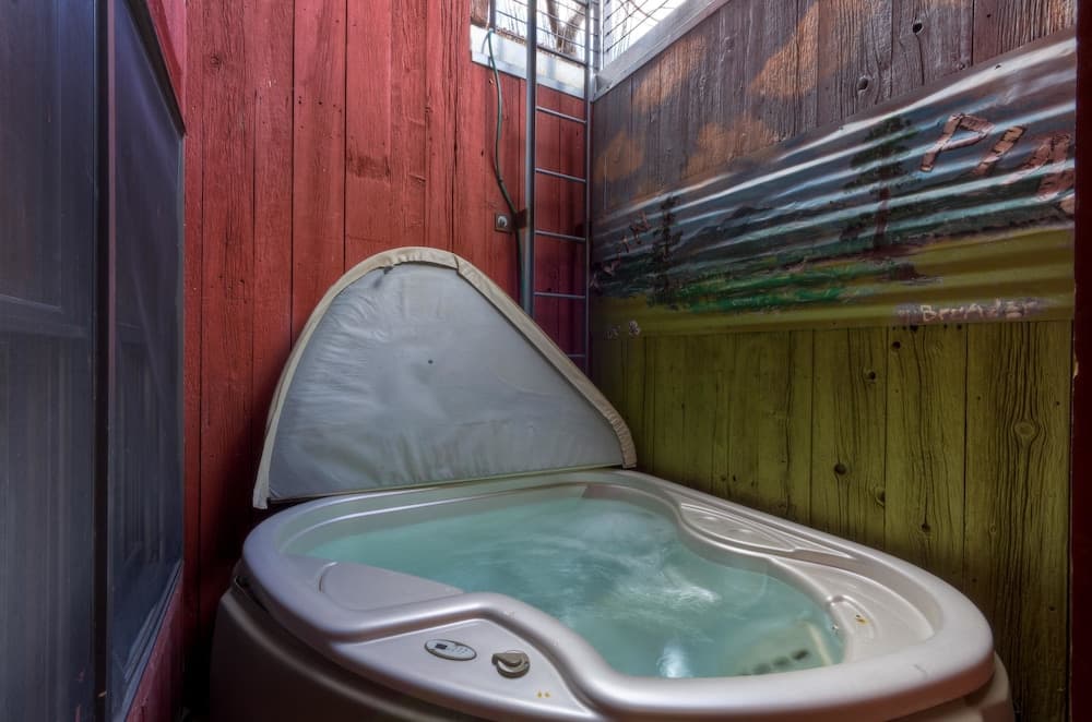 Indoor spa tub