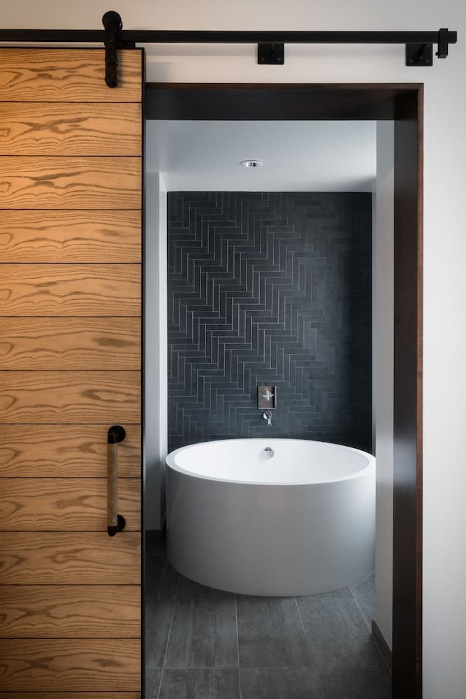 Deep soaking bathtub