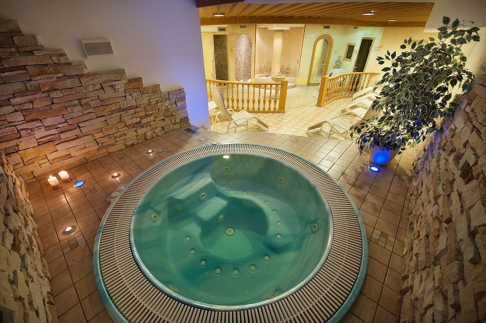 Indoor spa tub