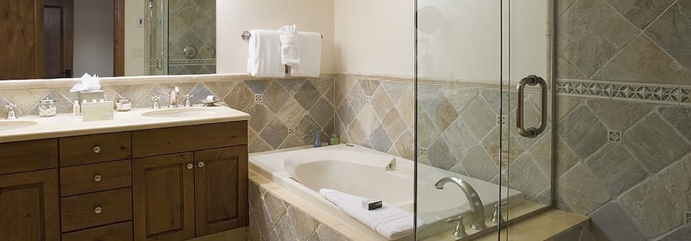 Deep soaking bathtub