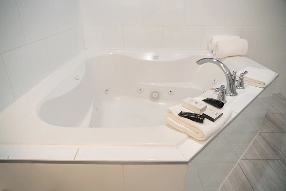 Jetted tub