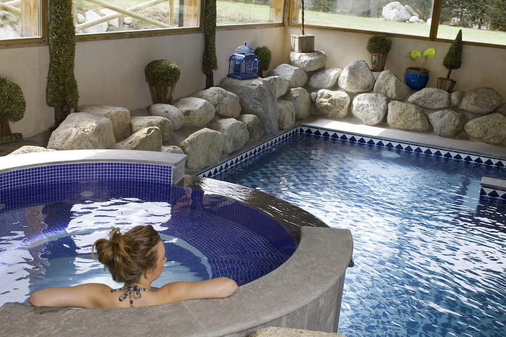 Indoor spa tub