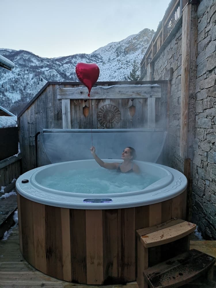 Outdoor spa tub