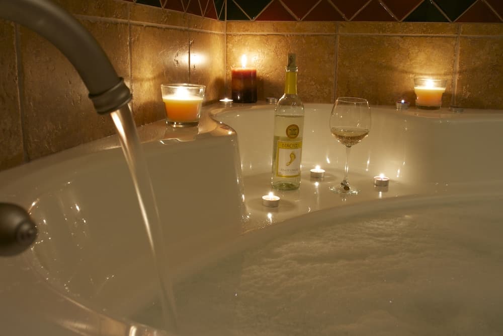 Deep soaking bathtub