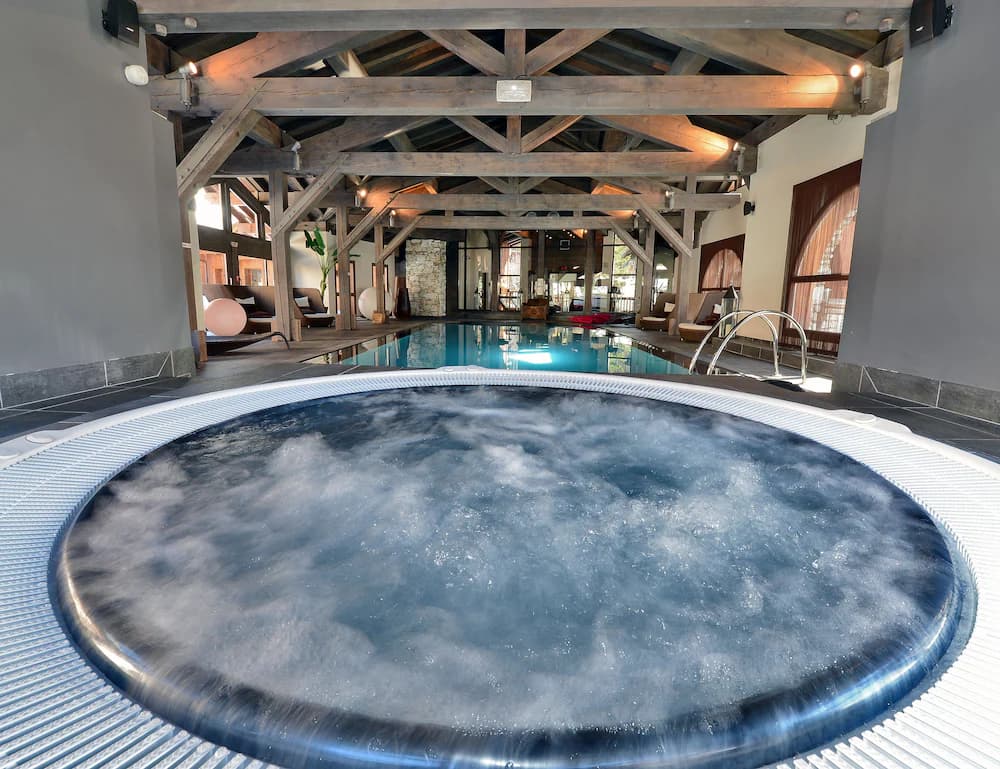 Indoor spa tub