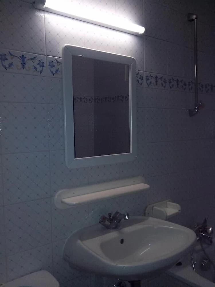 Bathroom sink