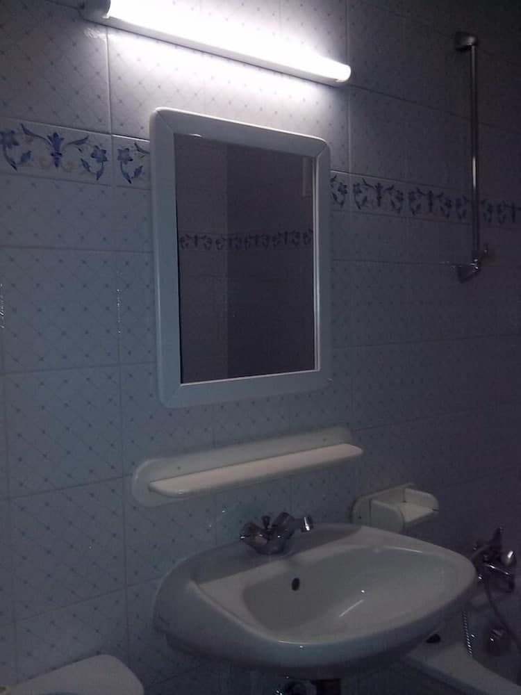 Bathroom sink