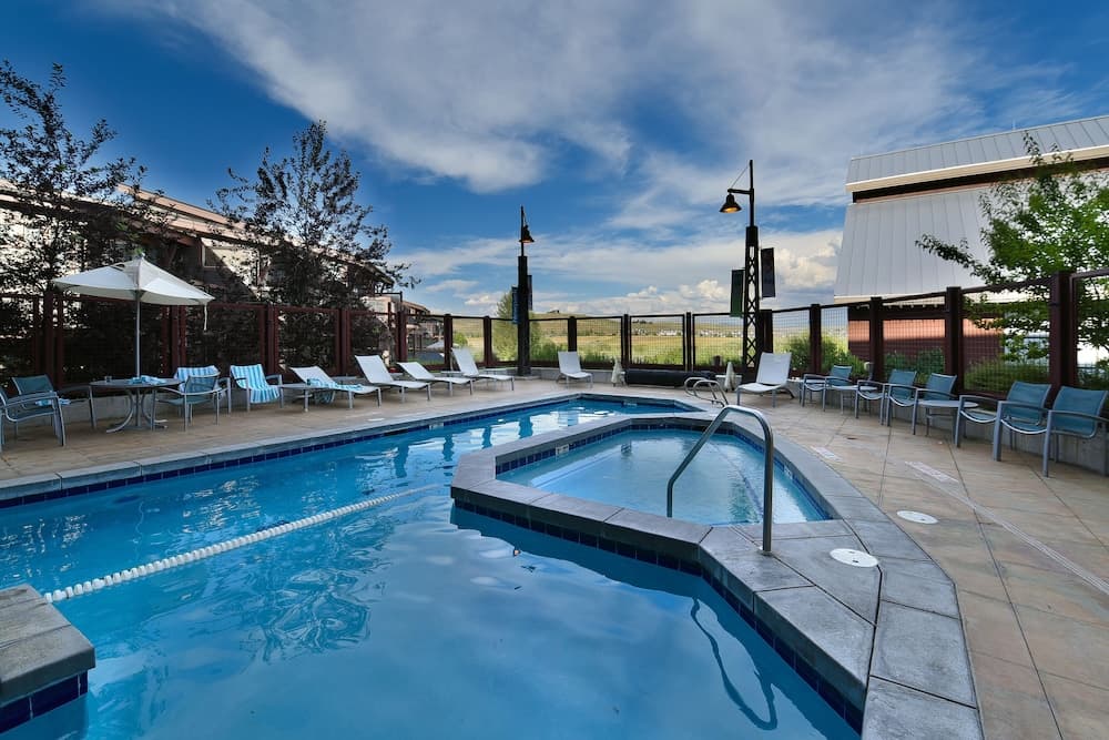 Indoor/outdoor pool