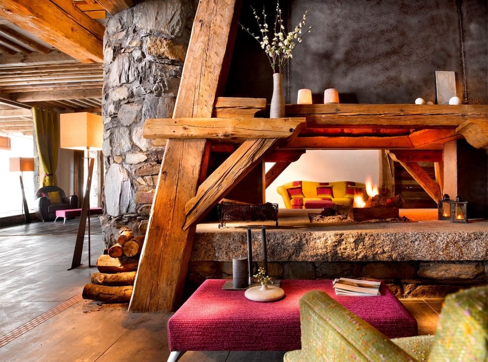 Lobby lounge