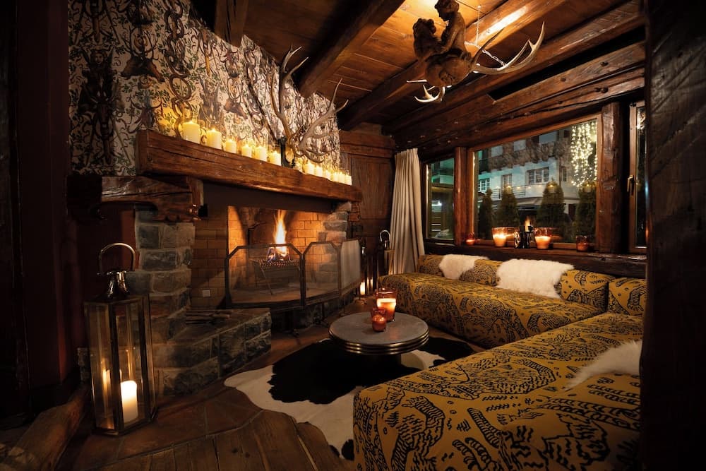 Lobby lounge