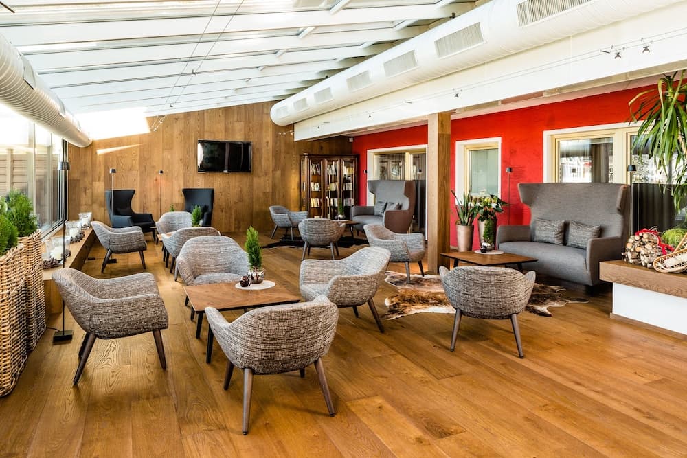 Lobby lounge