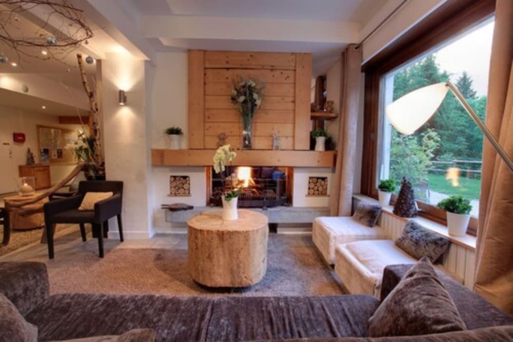 Lobby lounge