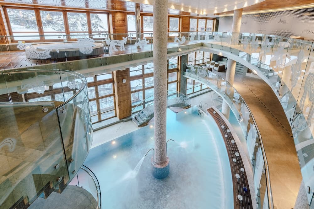Indoor spa tub