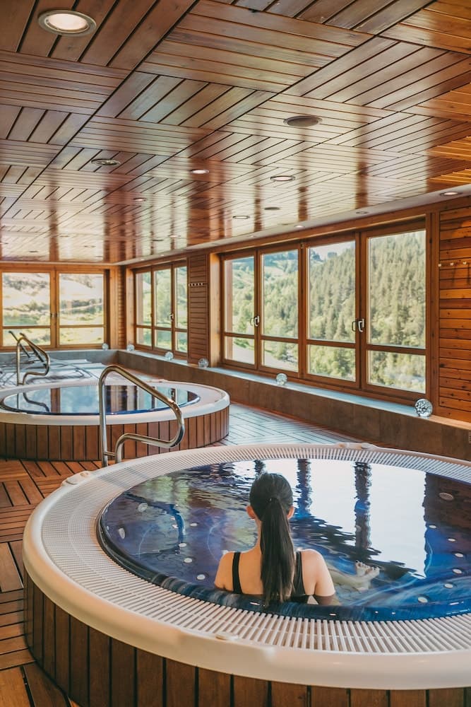 Indoor spa tub