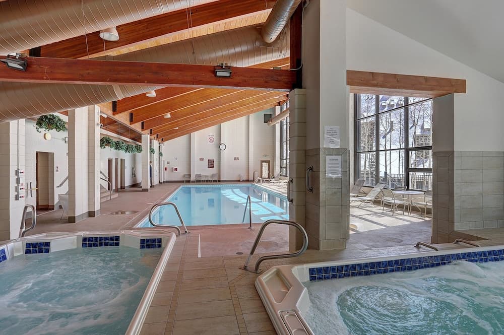 Indoor spa tub