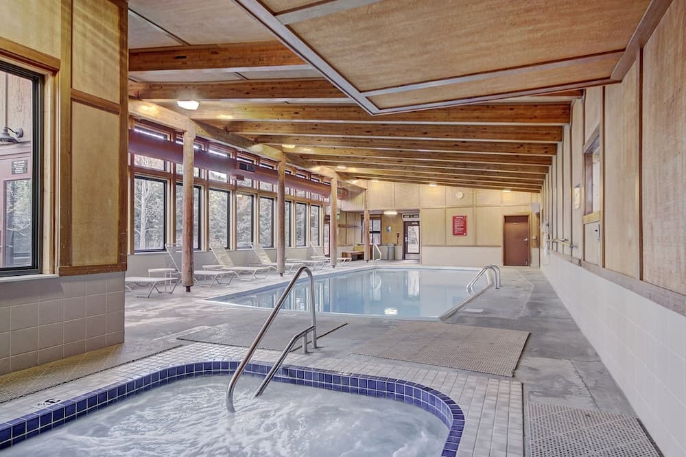 Indoor spa tub