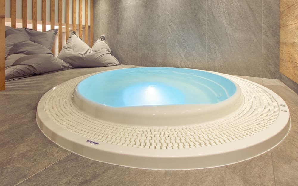 Indoor spa tub