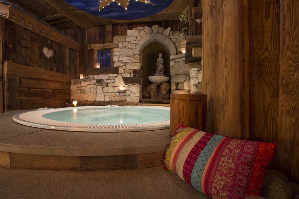Indoor spa tub